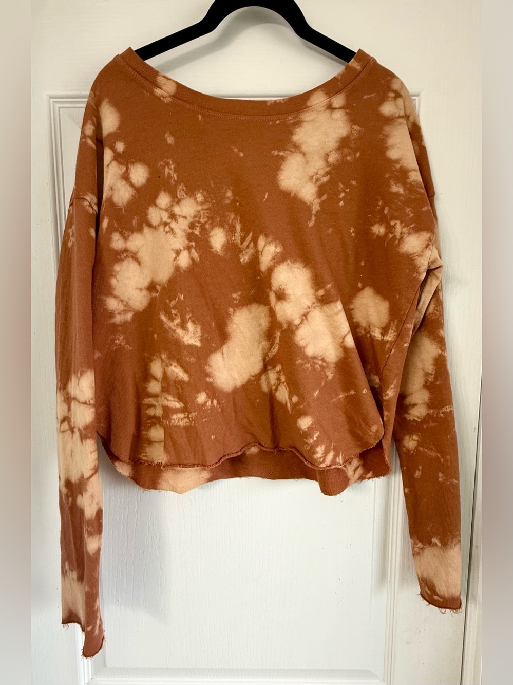 Vestique Rust and Cream Tie-Dye Cropped Sweatshirt